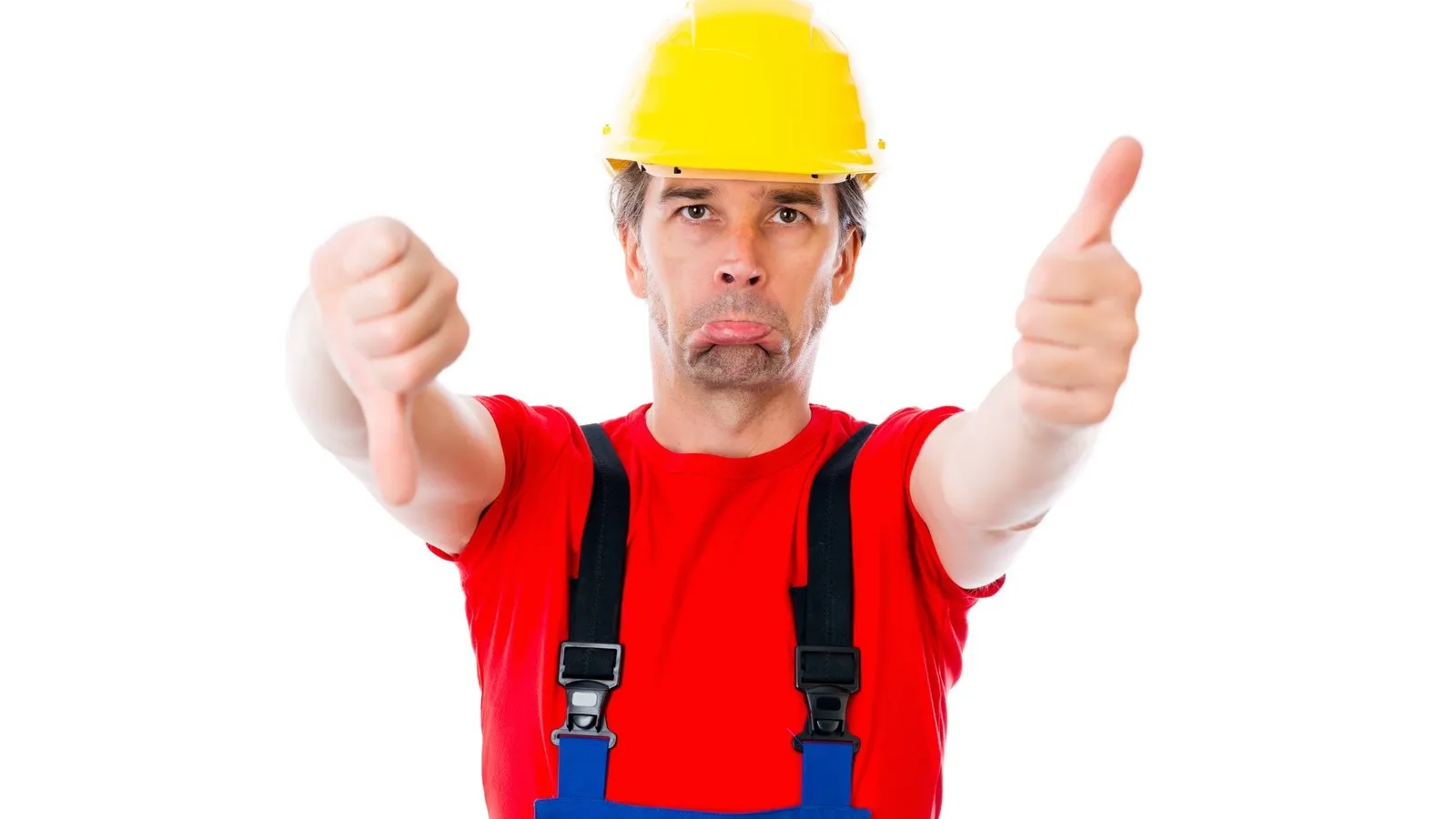 Ein Handwerker mit gelbem Schutzhelm, roten Oberteil und blauer Latzhose zeigt bei der einen Hand einen Daumen hoch und und bei der anderen den Daumen runter.