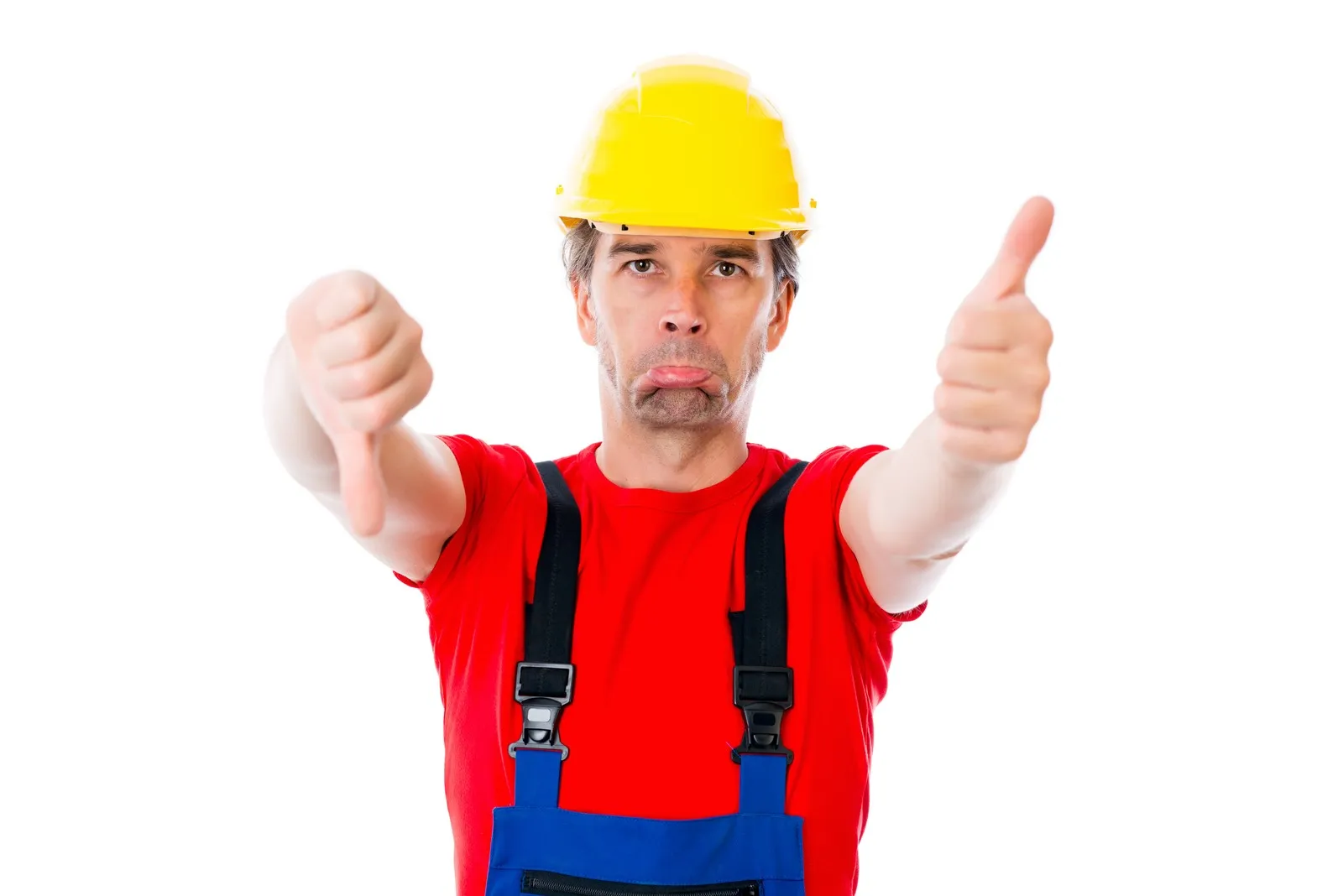 Ein Handwerker mit gelbem Schutzhelm, roten Oberteil und blauer Latzhose zeigt bei der einen Hand einen Daumen hoch und und bei der anderen den Daumen runter.