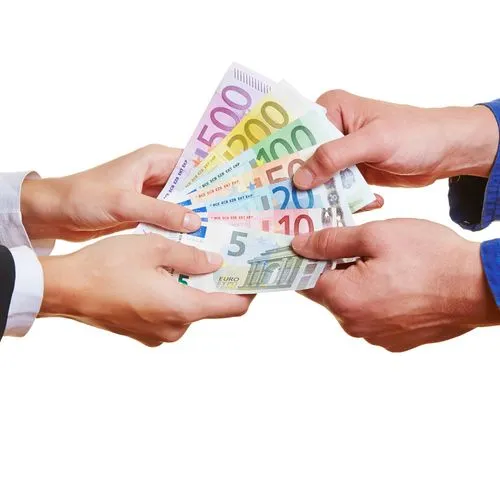 Die Hände von einem Arbeiter und einer Geschäftsfrau halten Euroscheine