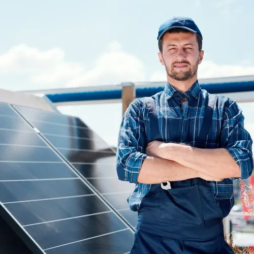 Handwerker posiert vor Photovoltaikanlage
