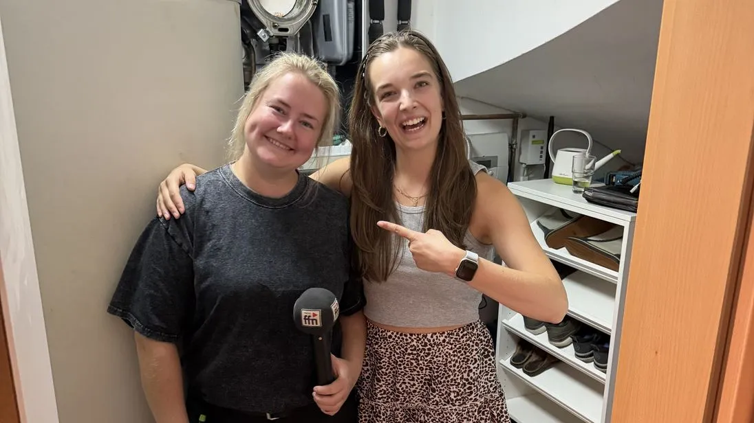 Handwerkerin Lissy und Moderatorin Jana Heine bei den Aufnahmen für den Handwerkerinnentag auf radio ffn.