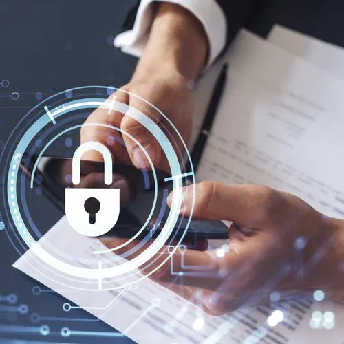 Ein Geschäftsmann in formeller Kleidung liest einen Vertrag, um Risiken im Bereich der Cybersicherheit vorzubeugen, und überprüft Details auf seinem Smartphone. Über dem Schreibtisch sind Hologramm-Symbole in Form von Vorhängeschlössern zu sehen.