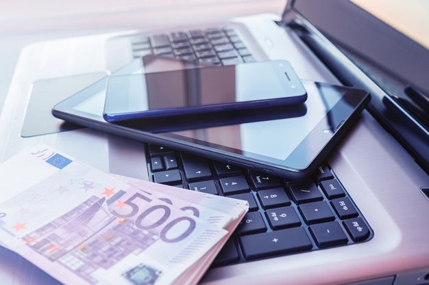 Tablets und Laptops können Sie als Hardware sofort voll abschreiben. Für Smartphones gelten anderen Regeln.