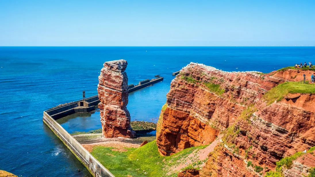 Wer nach Helgoland kommt, besucht die „Lange Anna“. Und auf ein frisches Brötchen wollen Touristen und Einheimische auch nicht verzichten.