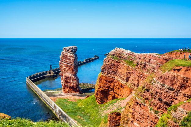 Wer nach Helgoland kommt, besucht die „Lange Anna“. Und auf ein frisches Brötchen wollen Touristen und Einheimische auch nicht verzichten.