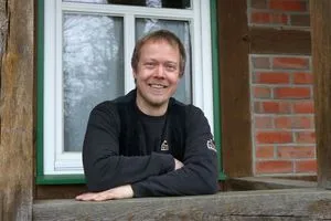 Der 36-jährige Henrik Stengel führt das Team der Zimmerei Stengel im niedersächsischen Meinersen.