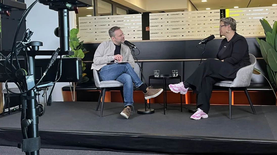 Podcast-Bühne auf der Herocon 2026: Anke Voss im Gespräch mit Moderator Robert Bittig.