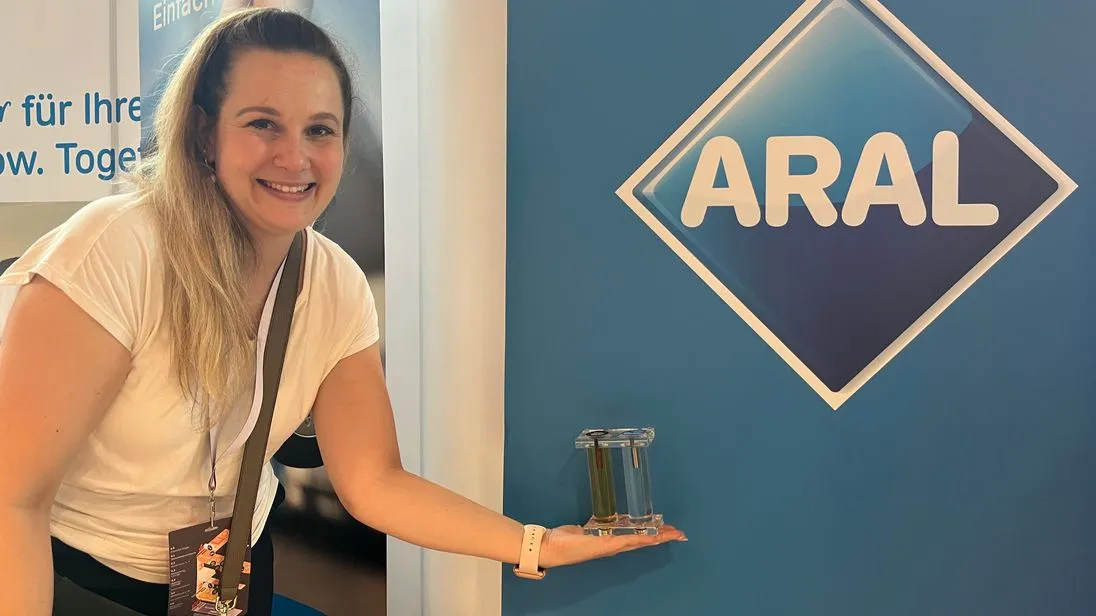 Laura Meiners von Aral bei der Herocon 2026 am Stand des Mineralölkonzerns.