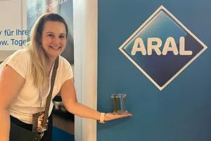 Laura Meiners von Aral bei der Herocon 2026 am Stand des Mineralölkonzerns.