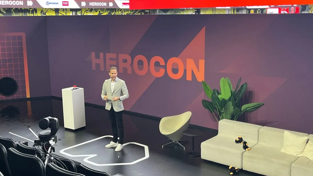 Handwerkerunternehmer Sven Schöppker hält einen Vortrag auf der Main Stage bei der Herocon 2026.