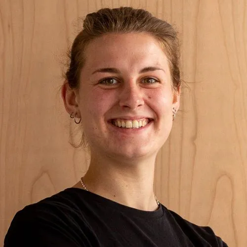 Sophie Oberländer ist Schreinergesellin setzt sich für Frauen und Azubis im Handwerk ein. 