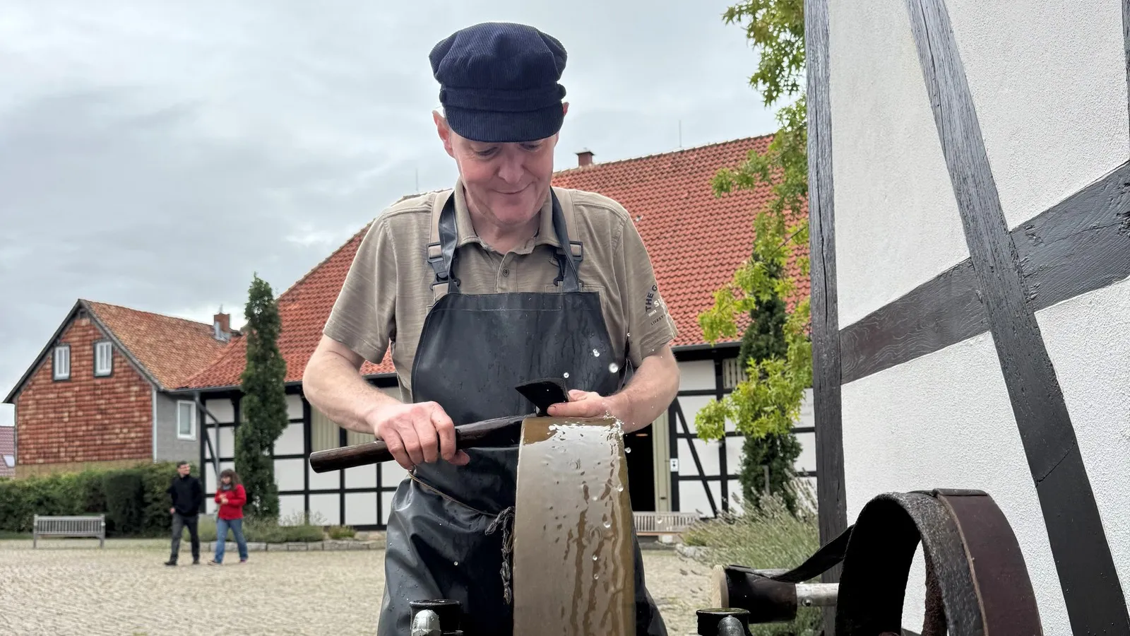 Stefan Haut arbeitet an einem Schleifstein.