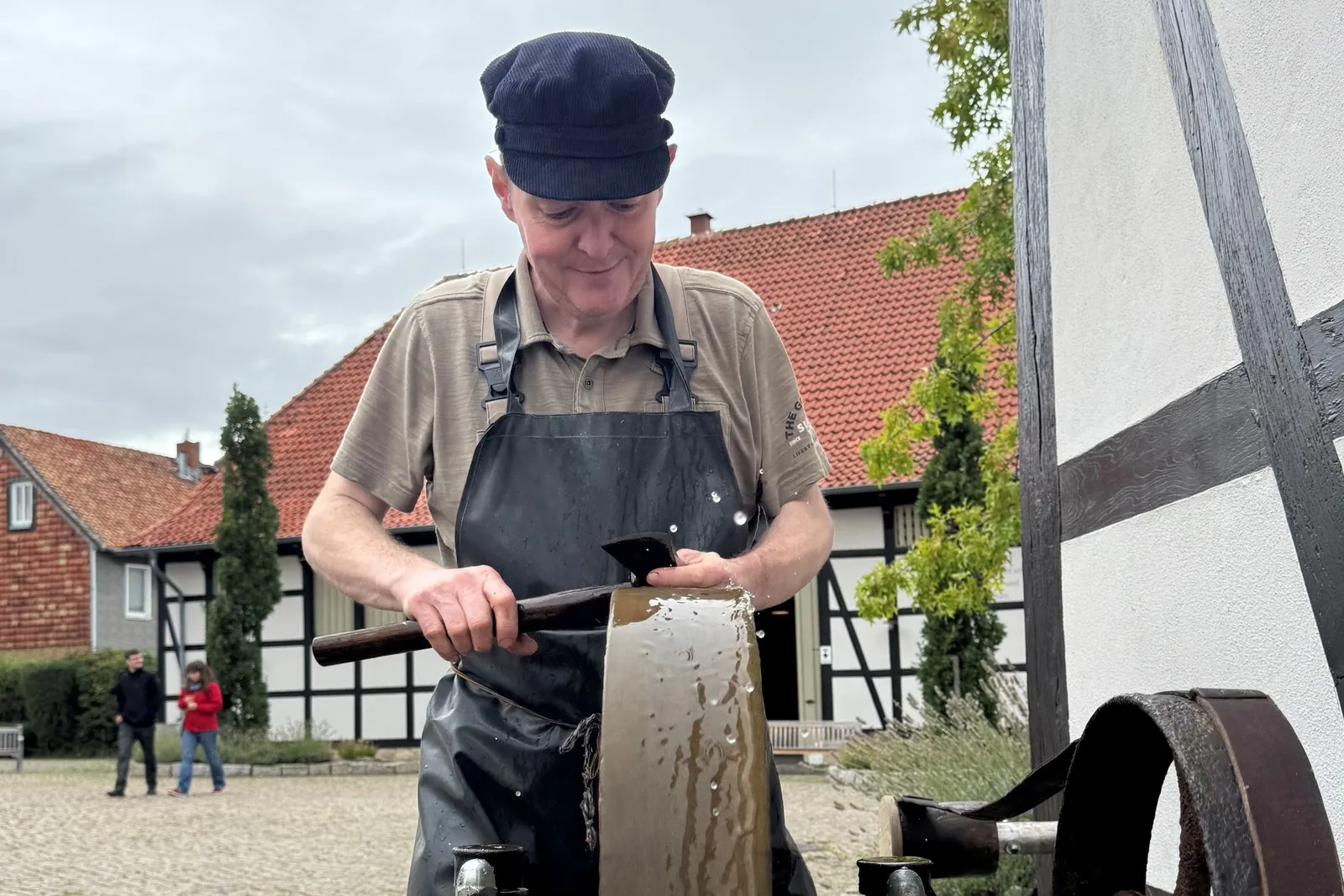 Stefan Haut arbeitet an einem Schleifstein.