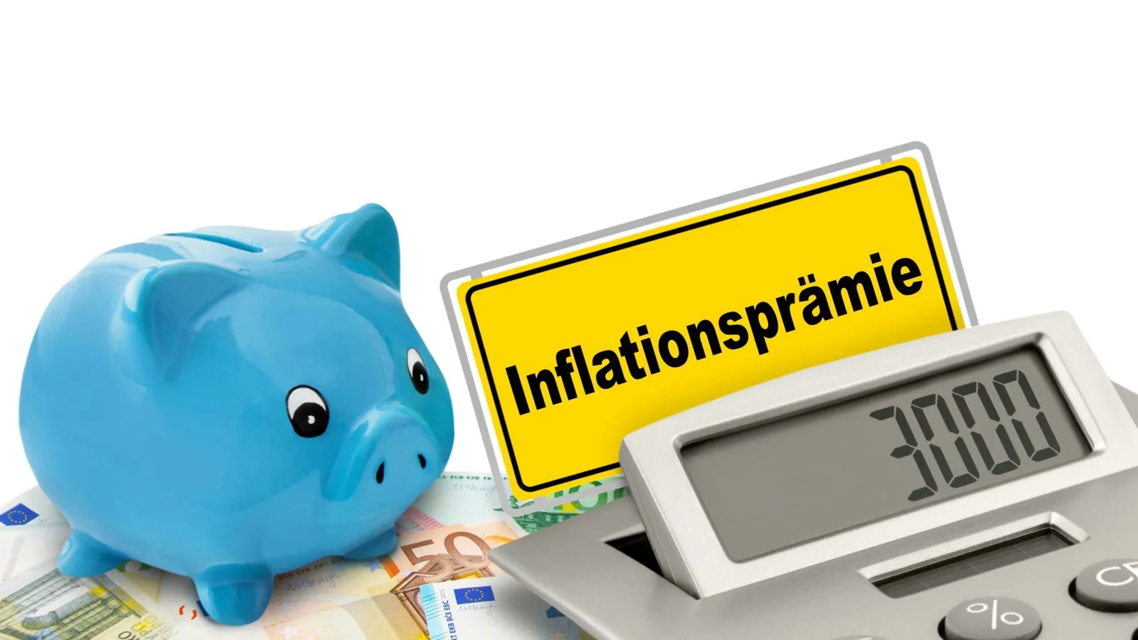 Ein blaues Sparschwein steht auch ein paar Geldscheinen. Daneben liegt ein Taschenrechner. Darüber befindet sich ein gelbes Schild mit der Aufschrift "Inflationsprämie".