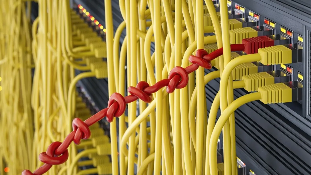 Viele verstrickte gelbe Kabel, die an einem Gerät angeschlossen sind, ein rotes Kabel enthält mehrere Knoten.