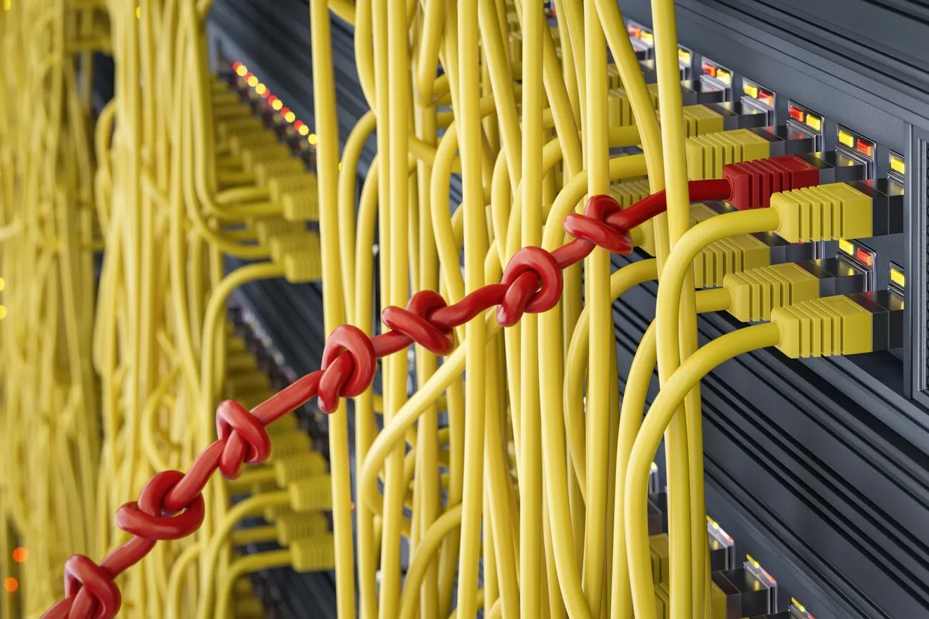 Viele verstrickte gelbe Kabel, die an einem Gerät angeschlossen sind, ein rotes Kabel enthält mehrere Knoten.