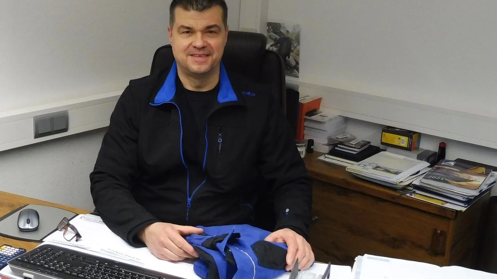 Jahrelang Elektromeister Jörg van Ditzhuyzen die Outfits für sein Team gemietet, jetzt sucht er nach einer neuen Lösung.