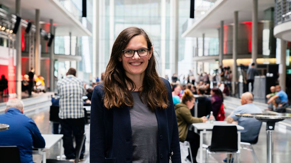 Tischlermeister spricht im Interview darüber, welche Absicherung sie sich für selbstständige Frauen wünschen würde und was der fehlende Mutterschutz für ihre Familienplanung bedeutet.