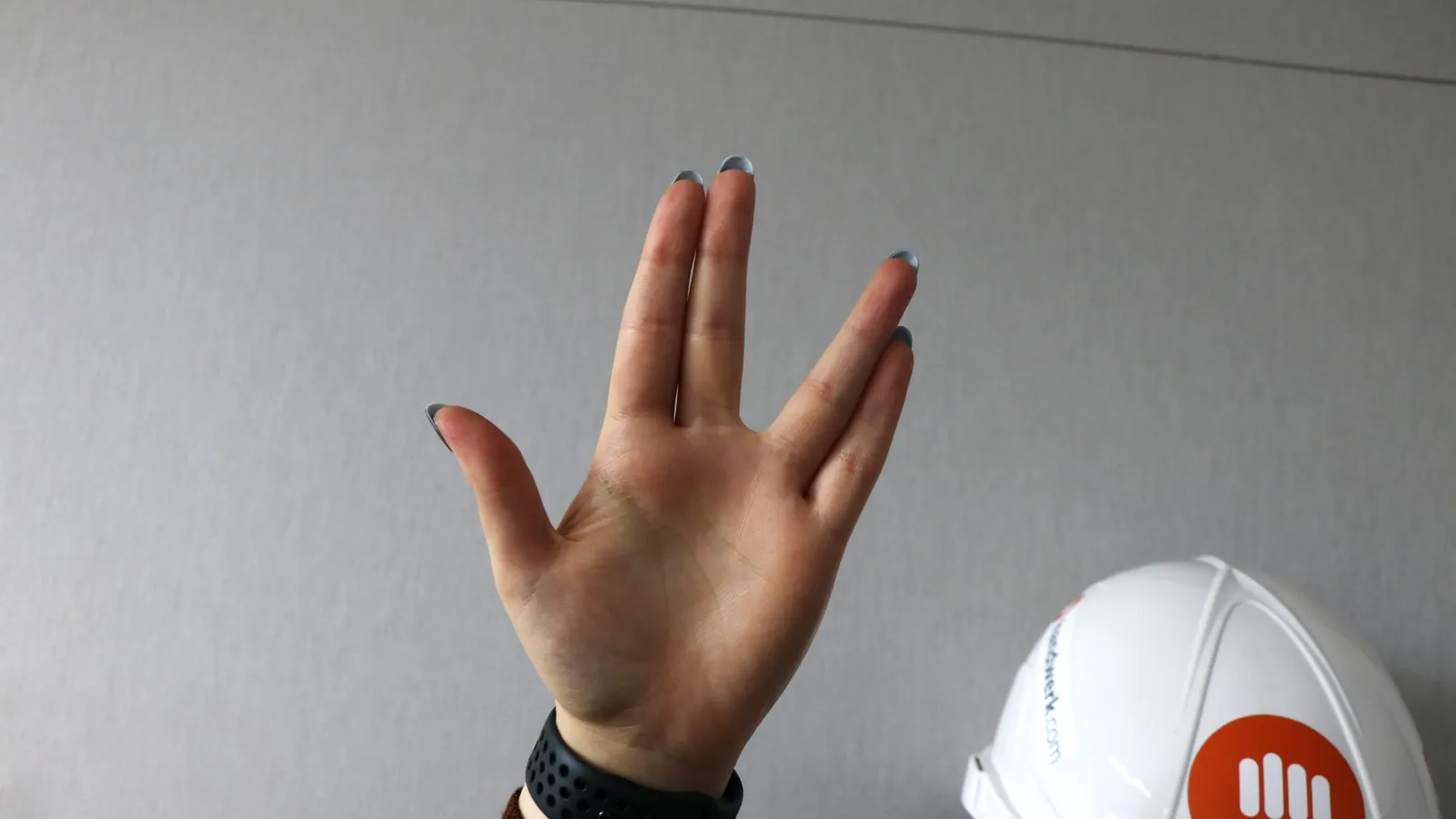 Für das Jugendwort „Schere“ wird häufig dieses Handzeichen verwendet – nicht zu verwechseln mit dem identischen Handzeichen für den Vulkanier-Gruß aus Star Trek. Man hebt damit sinnbildlich die Schere.