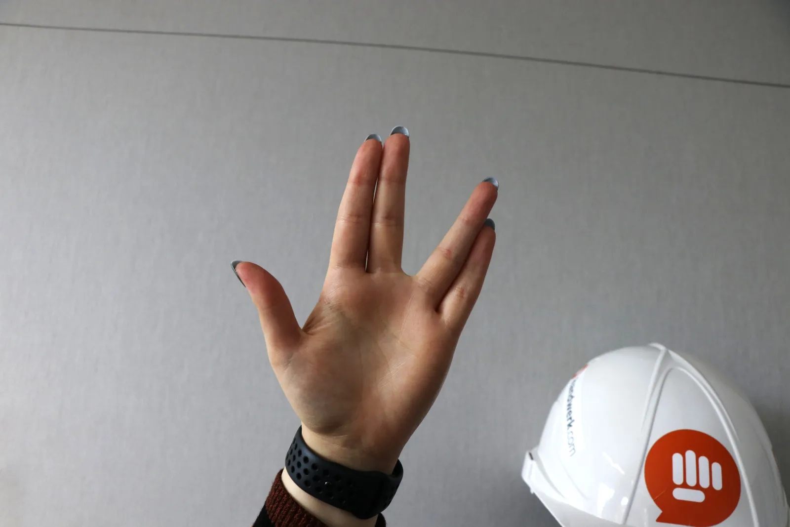 Für das Jugendwort „Schere“ wird häufig dieses Handzeichen verwendet – nicht zu verwechseln mit dem identischen Handzeichen für den Vulkanier-Gruß aus Star Trek. Man hebt damit sinnbildlich die Schere.