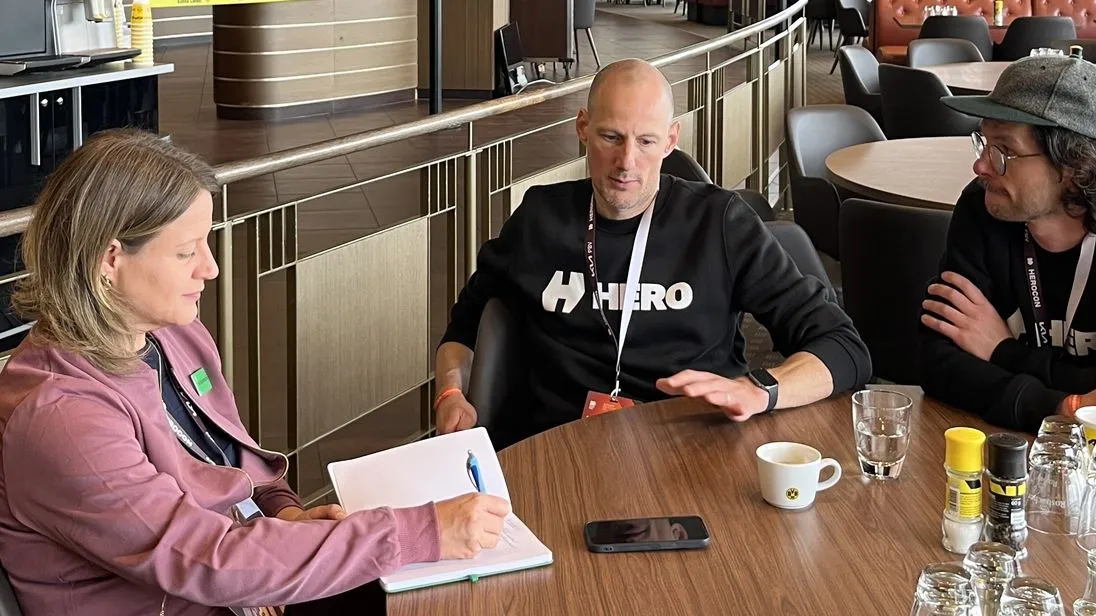 Hero-Gründer Michael Kessler (Mitte) berichtet mit Jan-Philip Stein, Marketing bei Hero, von den neuen KI-Funktionen in ihrer Handwerker-Software.