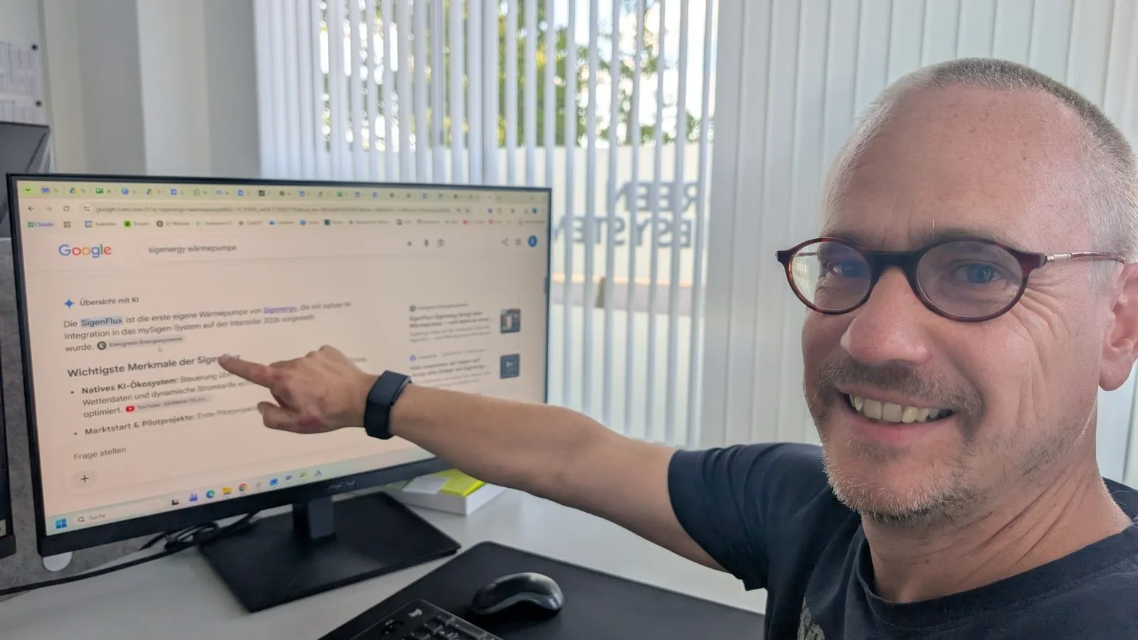 Klaus-Martin Meyer von Evergreen Energiesysteme sitzt vor einem Monitor und zeigt auf Suchergebnisse.