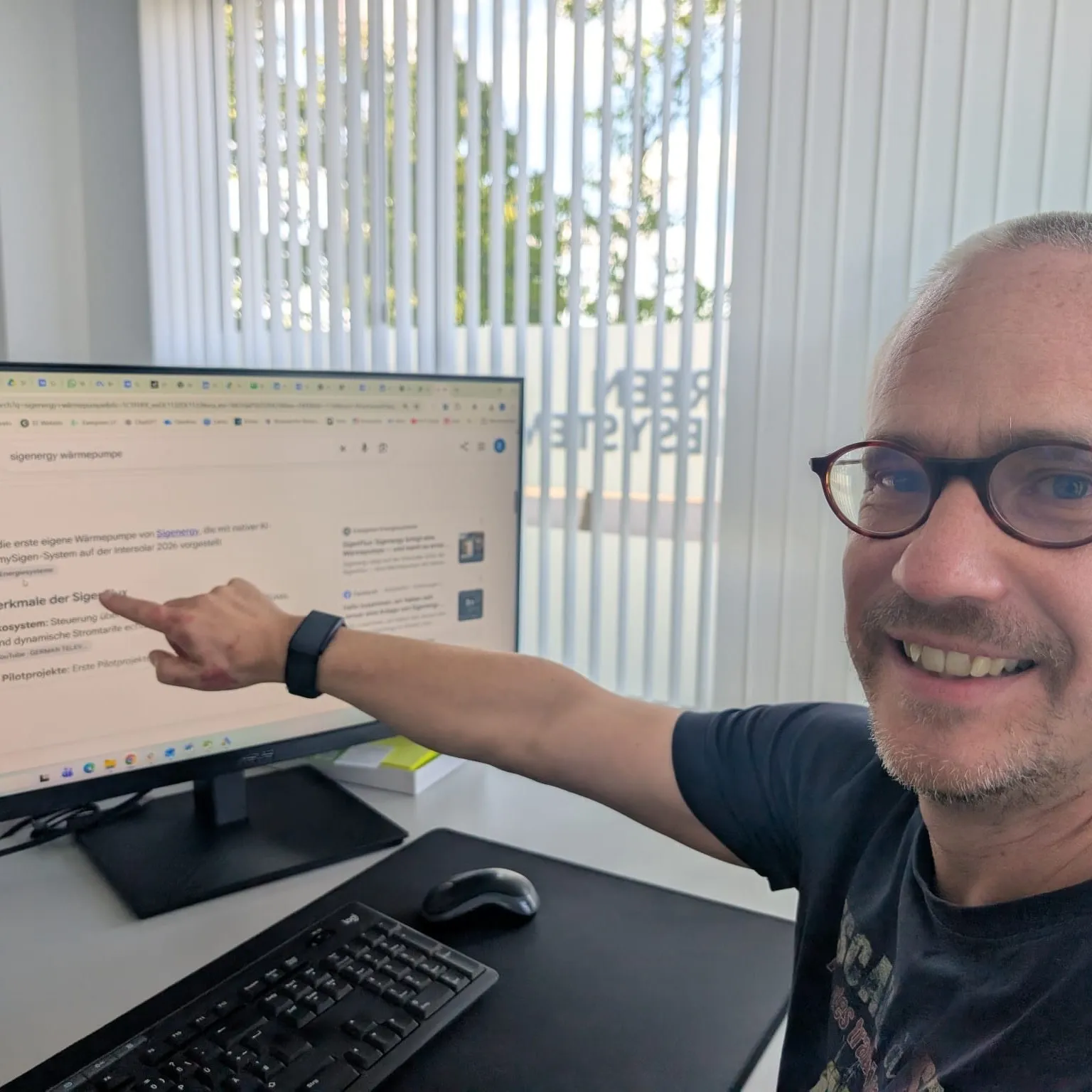Klaus-Martin Meyer von Evergreen Energiesysteme sitzt vor einem Monitor und zeigt auf Suchergebnisse.