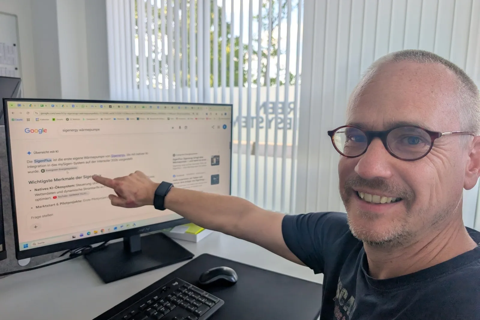 Klaus-Martin Meyer von Evergreen Energiesysteme sitzt vor einem Monitor und zeigt auf Suchergebnisse.