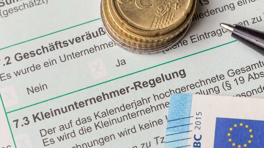 Kleinunternehmer müssen ihre Umsätze ab sofort genauer im Blick behalten. Sonst müssen sie die Umsatzsteuer am Ende vielleicht auf eigene Kosten tragen.