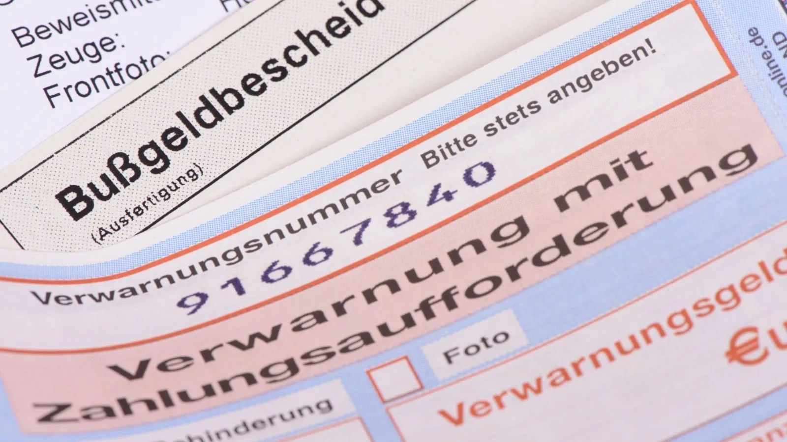 Eine Verwarnung mit Zahlungsaufforderung in der Nahaufnahme.
