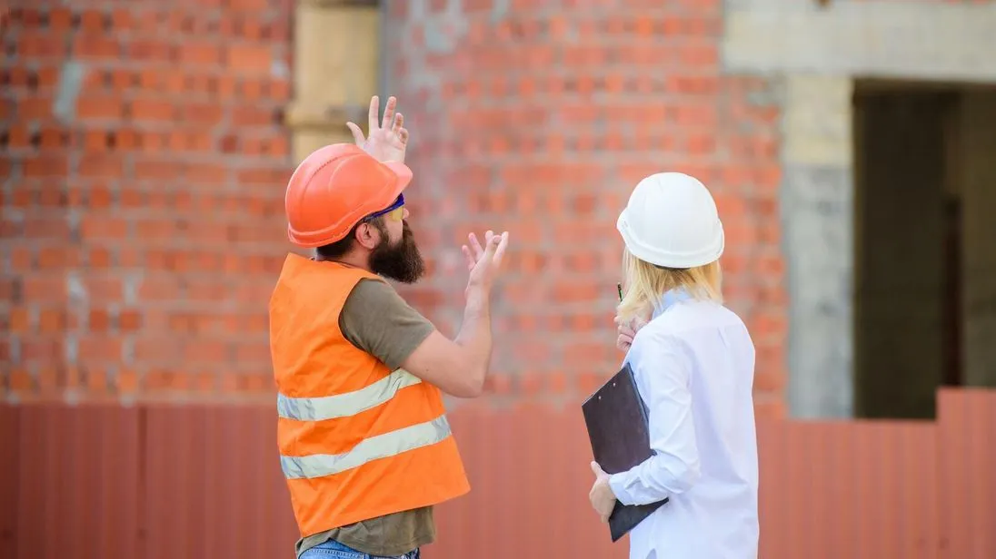 Um den heißen Brei rum reden? Besser nicht! Auf der Baustelle ist es besser, Klartext zu reden.