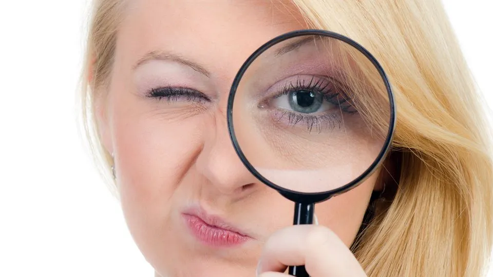 auge hinter lupe