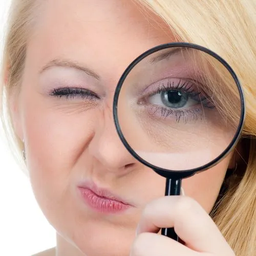 auge hinter lupe