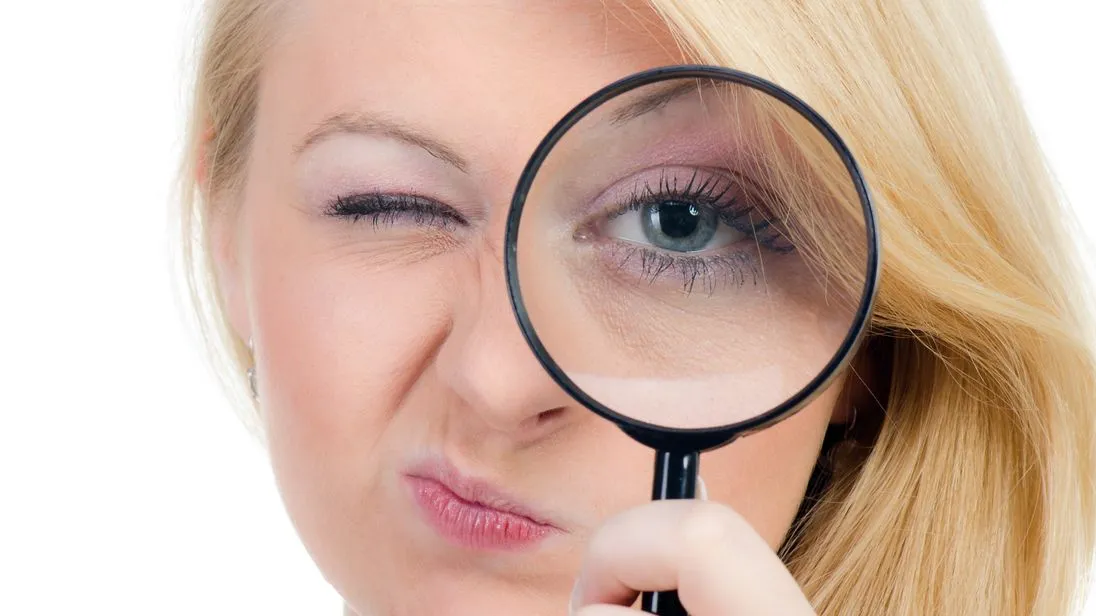 auge hinter lupe