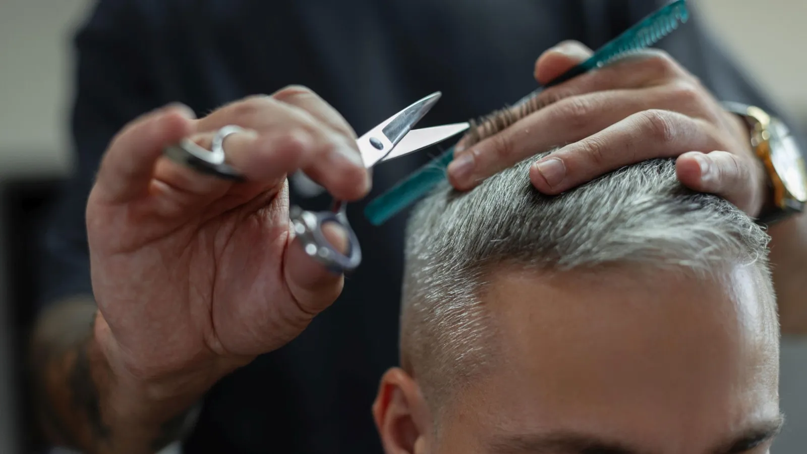 Friseurhandwerk gilt jetzt als Schwarzarbeitsbranche: Deshalb müssen Beschäftigte nun einen Personalausweis oder einen Reisepass dabei haben.
