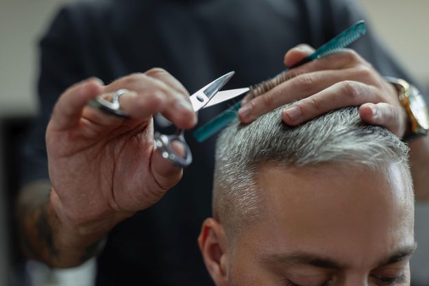 Friseurhandwerk gilt jetzt als Schwarzarbeitsbranche: Deshalb müssen Beschäftigte nun einen Personalausweis oder einen Reisepass dabei haben.