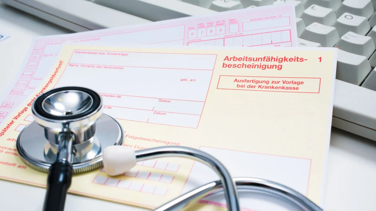 Ärztliche Untersuchung führt zu Arbeitsunfähigkeit: Dann sind Krankschreibungen für Arzttermine laut einer Richtlinie erlaubt.