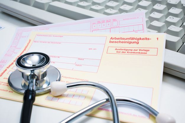 Ärztliche Untersuchung führt zu Arbeitsunfähigkeit: Dann sind Krankschreibungen für Arzttermine laut einer Richtlinie erlaubt.