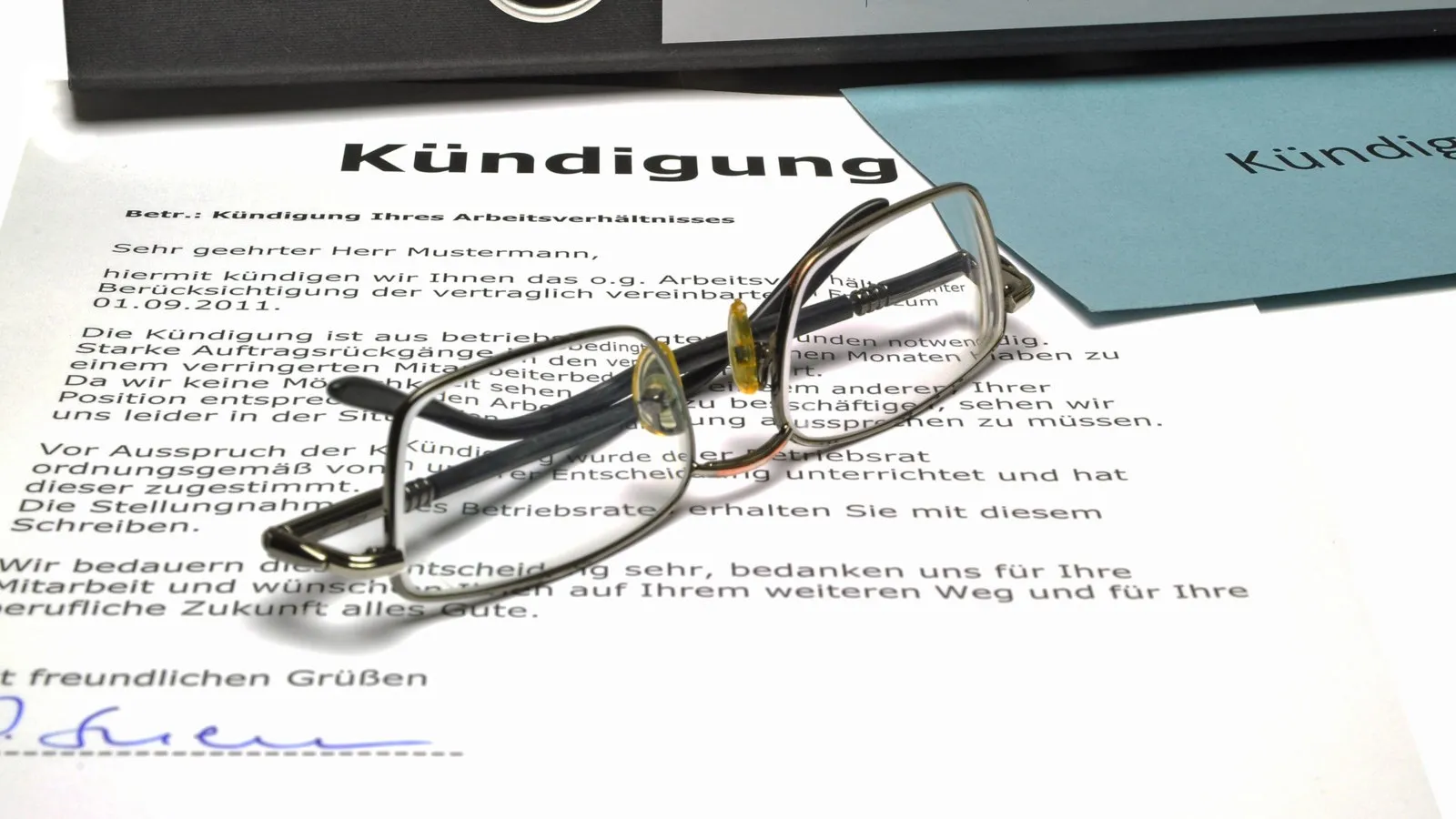 Kranke Mitarbeitende kündigen? Rechtlich ist das möglich.