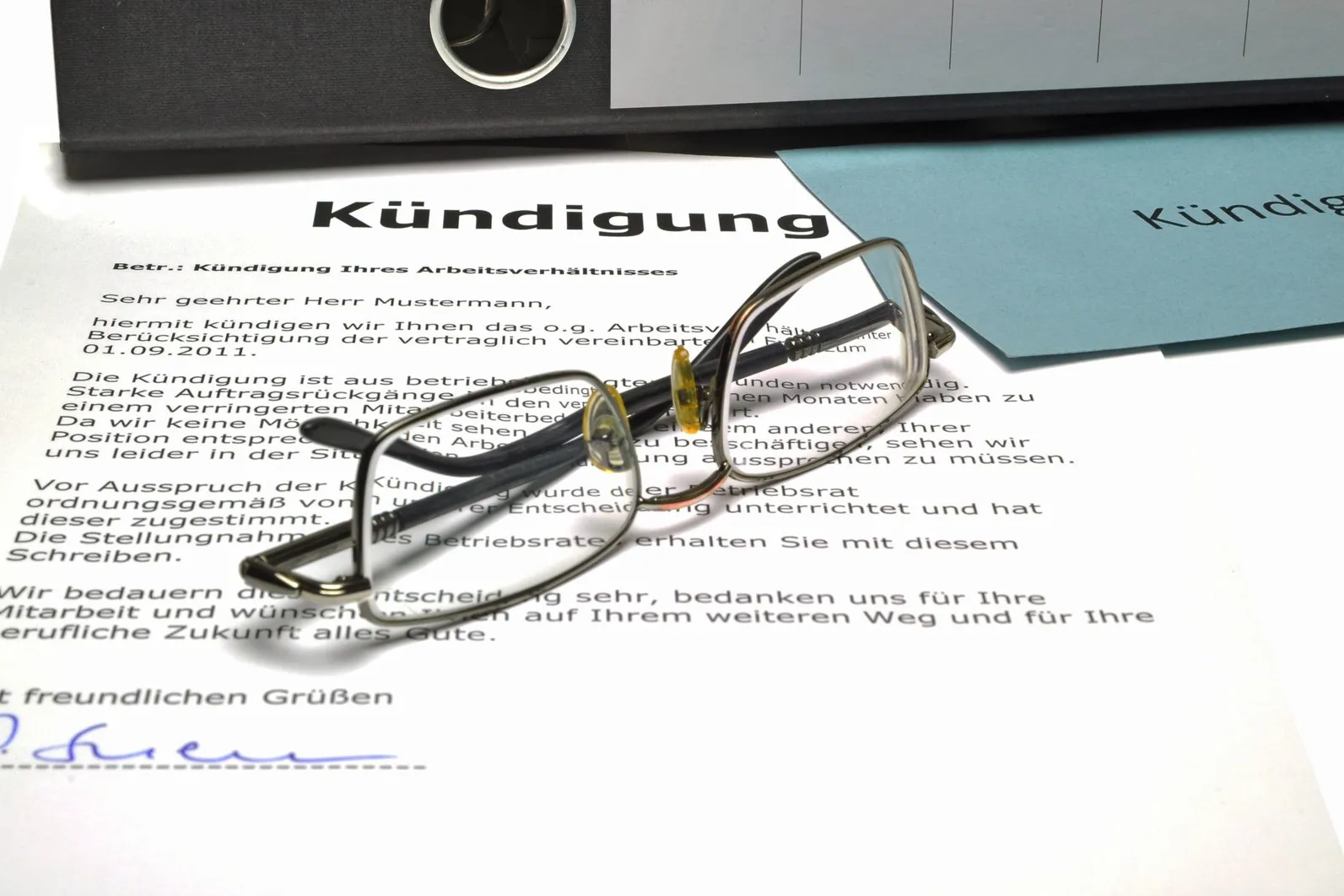 Kranke Mitarbeitende kündigen? Rechtlich ist das möglich.
