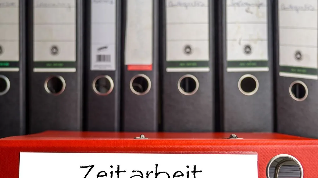 Verschiedene Ordner im Büro. Einer davon trägt die Aufschrift Zeitarbeit.