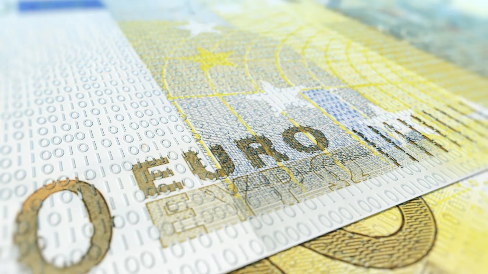 Nahaufnahme von zwei aufeinander liegenden 200 Euro Scheinen.