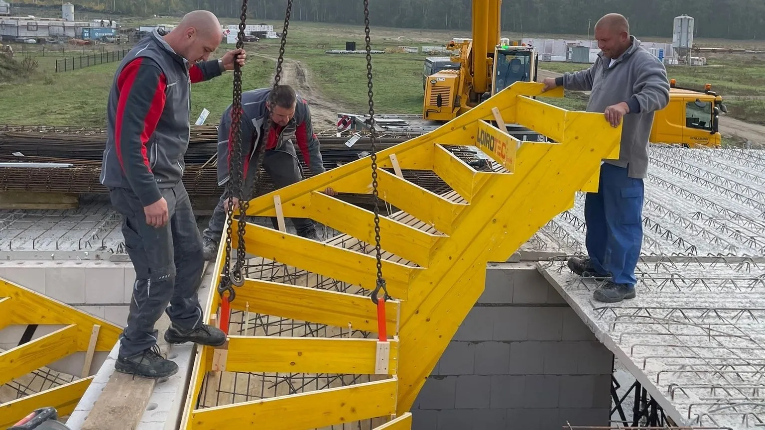 Installation der Treppenschalung. Dieses System soll Zeit und Geld sparen.