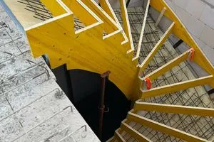 Ansicht von der Installation. 200 bis 300 Kilogramm wiegt so eine Schalung.