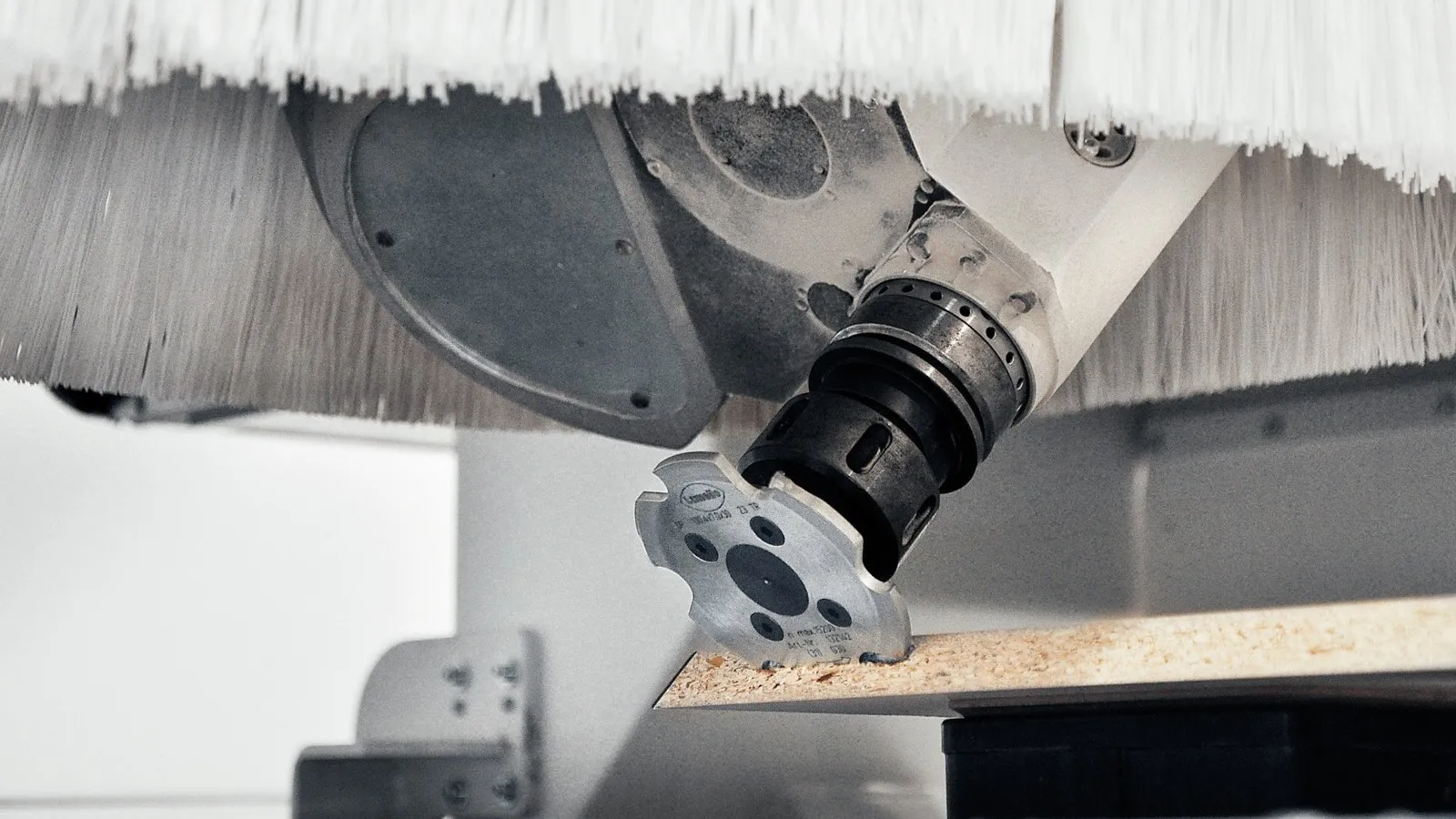 CNC-Maschinen gibt es in vielen Größen und Preisstufen. Orientierung gibt unsere Marktübersicht.