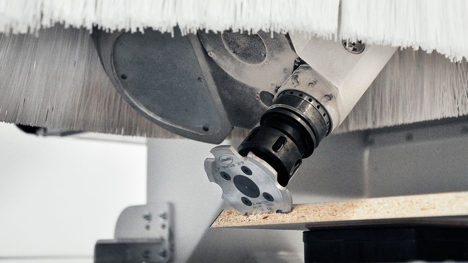 CNC-Maschinen gibt es in vielen Größen und Preisstufen. Orientierung gibt unsere Marktübersicht.