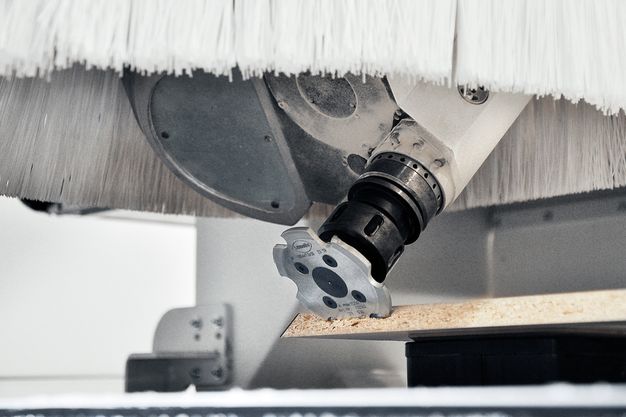 CNC-Maschinen gibt es in vielen Größen und Preisstufen. Orientierung gibt unsere Marktübersicht.