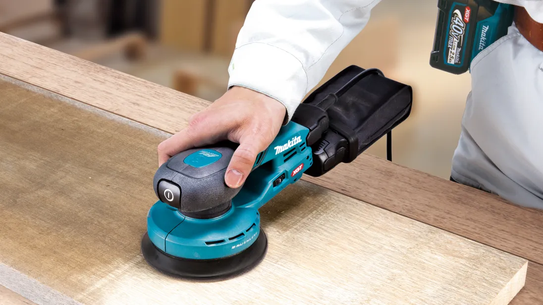 Der Akku-Exzenterschleifer von Makita aus dem 40V-XGT-Akkusystem.