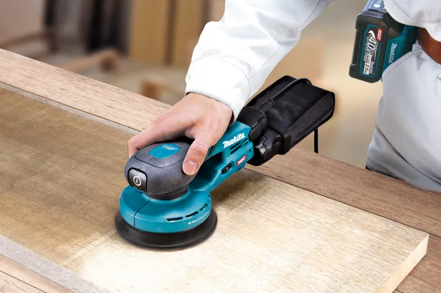 Der Akku-Exzenterschleifer von Makita aus dem 40V-XGT-Akkusystem.