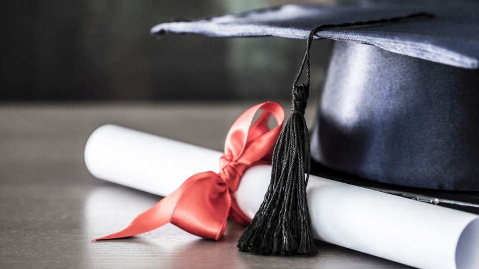 Im Handwerk gibt es den Fortbildungsabschluss Master Professional: Er ist auf auf gleicher Stufe wie der universitäre Masterabschluss.